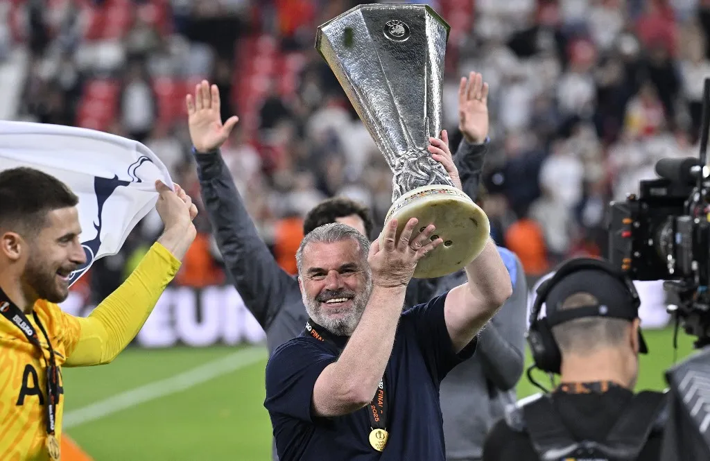 BILBAO, SPAIN - MAY 21: Head coach Ange Postecoglou of Tottenham Hotspur holds the trophy as he and his players celebrate their victory after they defeated Manchester United 1-0 in the UEFA Europa League final at San Mames Stadium in Bilbao, Spain on May 21, 2025. Burak Akbulut / Anadolu (Photo by BURAK AKBULUT / ANADOLU / Anadolu via AFP)