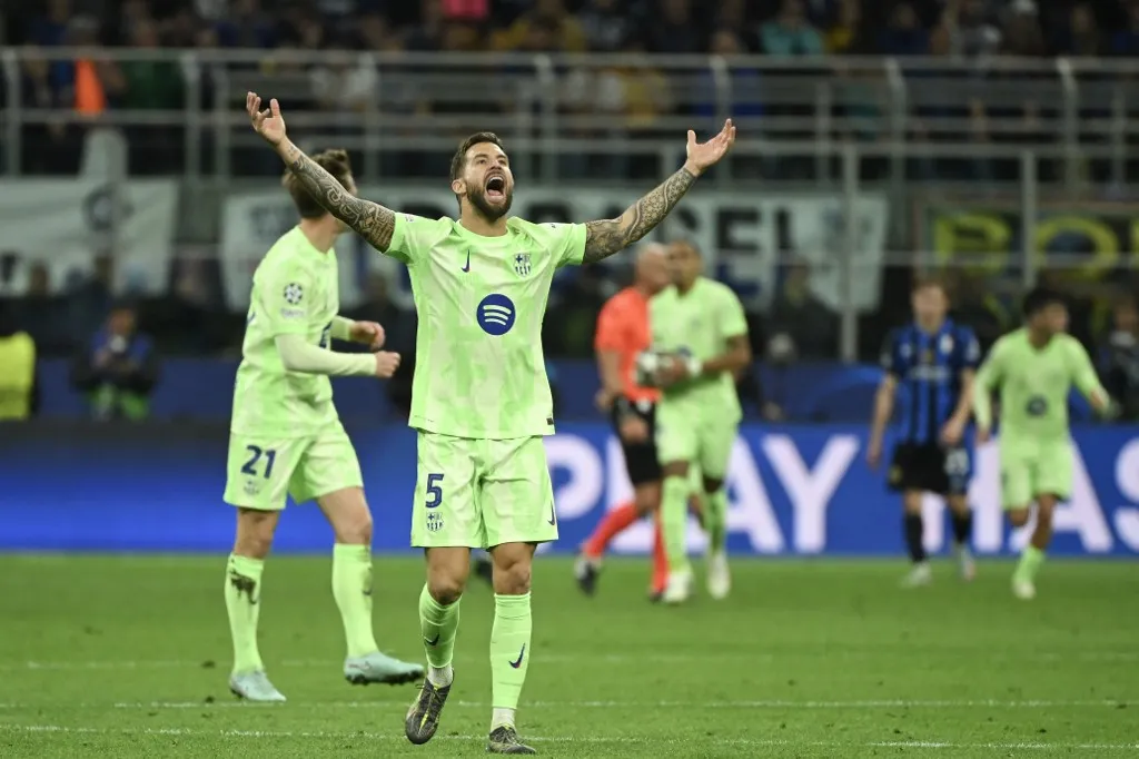 Barcelona's Spanish defender #05 Inigo Martinez Berridi celebrates after Barcelona's Spanish forward #20 Daniel Olmo scored their second goal during the UEFA Champions League semi-final second leg football match between Inter Milan and FC Barcelona at the San Siro stadium in Milan on May 6, 2025. (Photo by PIERO CRUCIATTI / AFP)