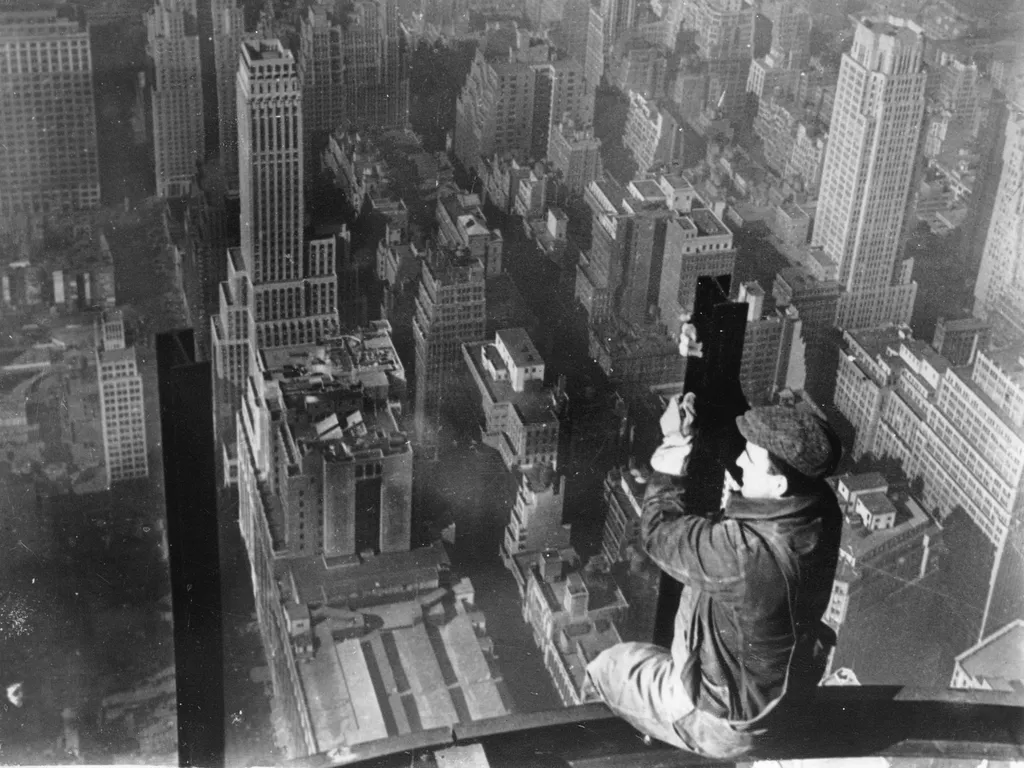Az első felhőkarcolók építése,  UNSPECIFIED - CIRCA 1930:  Construction worker sits on a scaffold and looks over New York, Photograph, Around 1930  (Photo by Imagno/Getty Images)  [Bauarbeiter, der auf einem Ger?st sitzt, blickt ?ber New York, Photographi