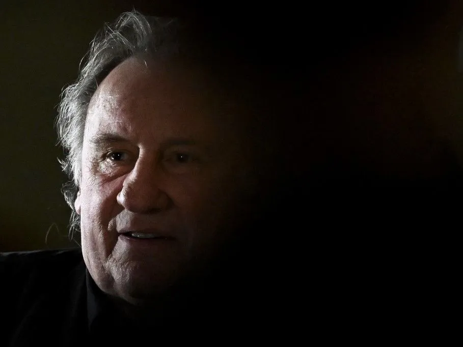 döntött a bíróság(FILES) French actor Gerard Depardieu leaves during his trial in which he is accused of sexually abusing two women during a film shoot in 2021, at the Paris criminal court in the Tribunal de Paris courthouse, on March 24, 2025. French screen star Depardieu was convicted of sexual assault by a Paris court on May 13, 2025 in a case that has further tarnished the reputation of one of France's greatest stars. (Photo by JULIEN DE ROSA / AFP)