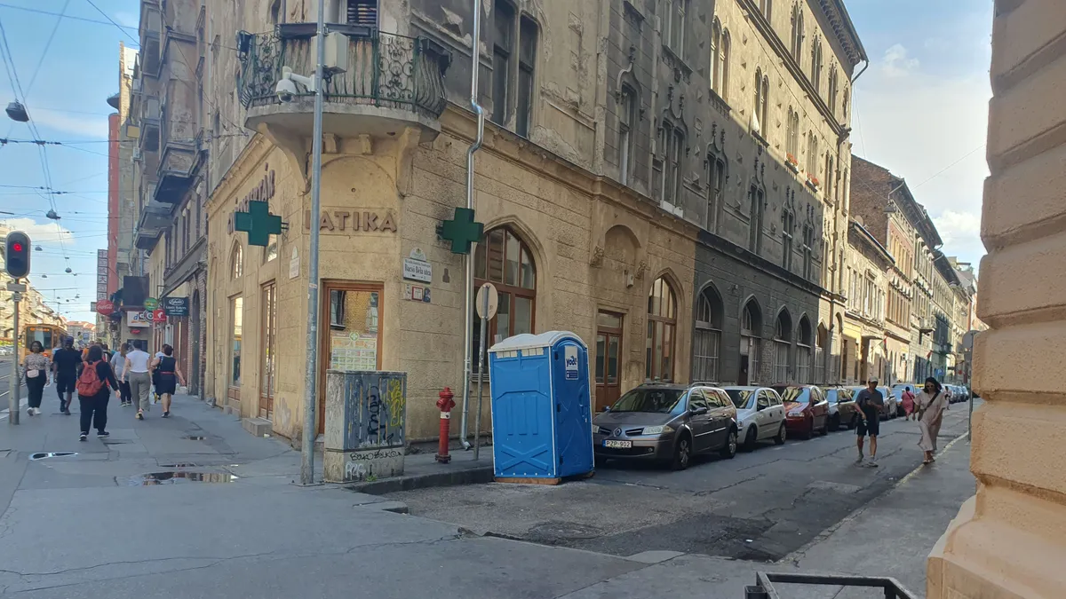 Sok a furcsaság a főváros egyik legismertebb utcája körül