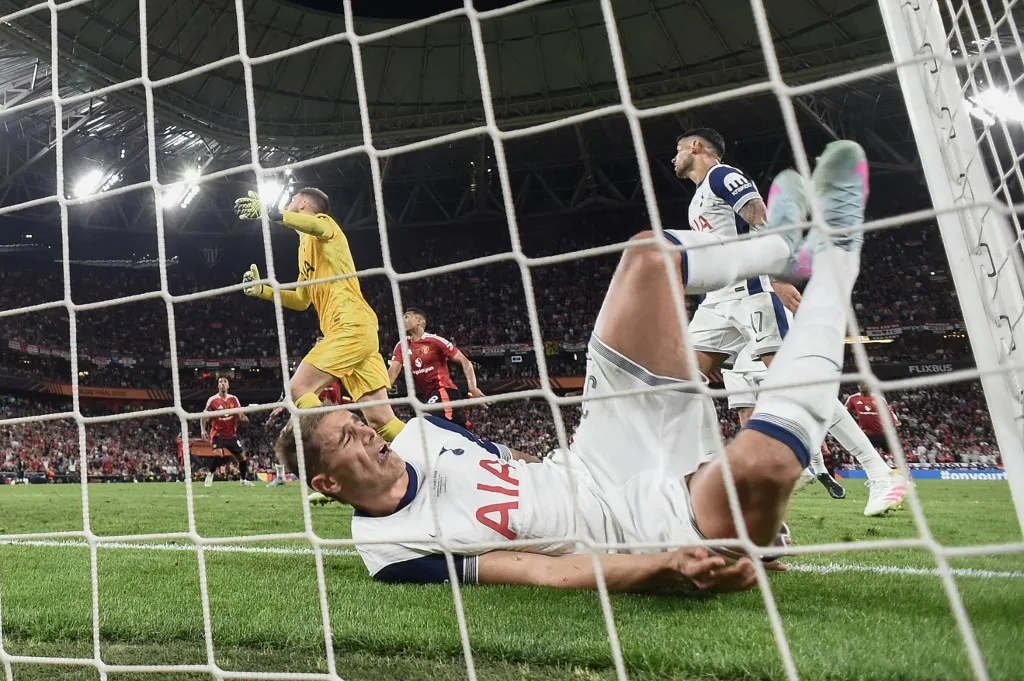 év mentését, Micky van de Ven, Tottenham