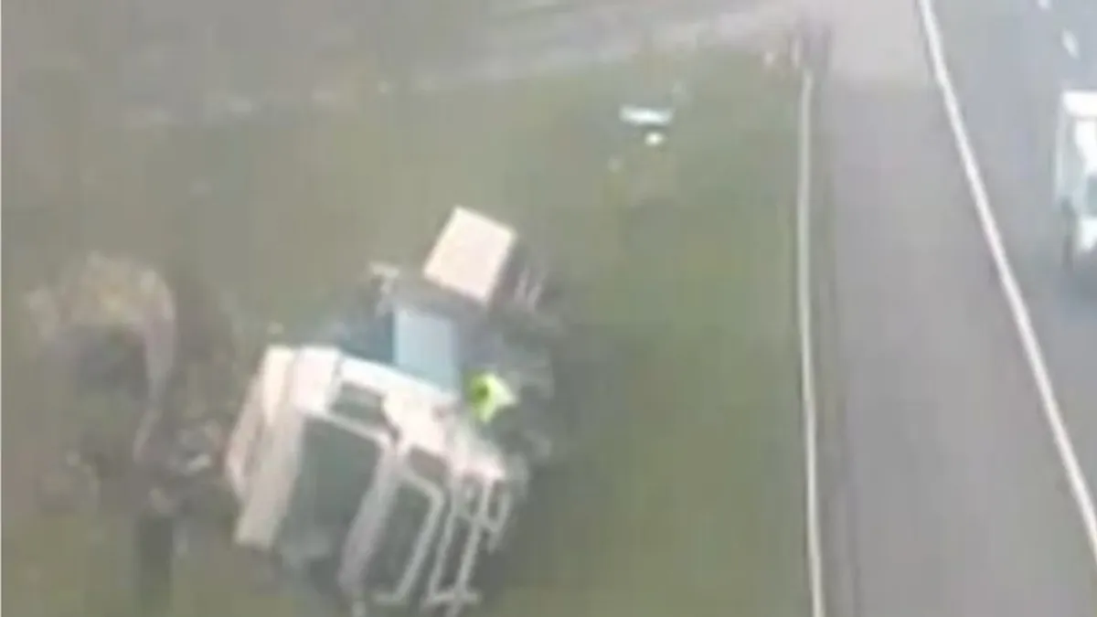 Rémisztő felvételen, ahogy egy kamion mindent letarol, majd felborul az M3-ason – videó