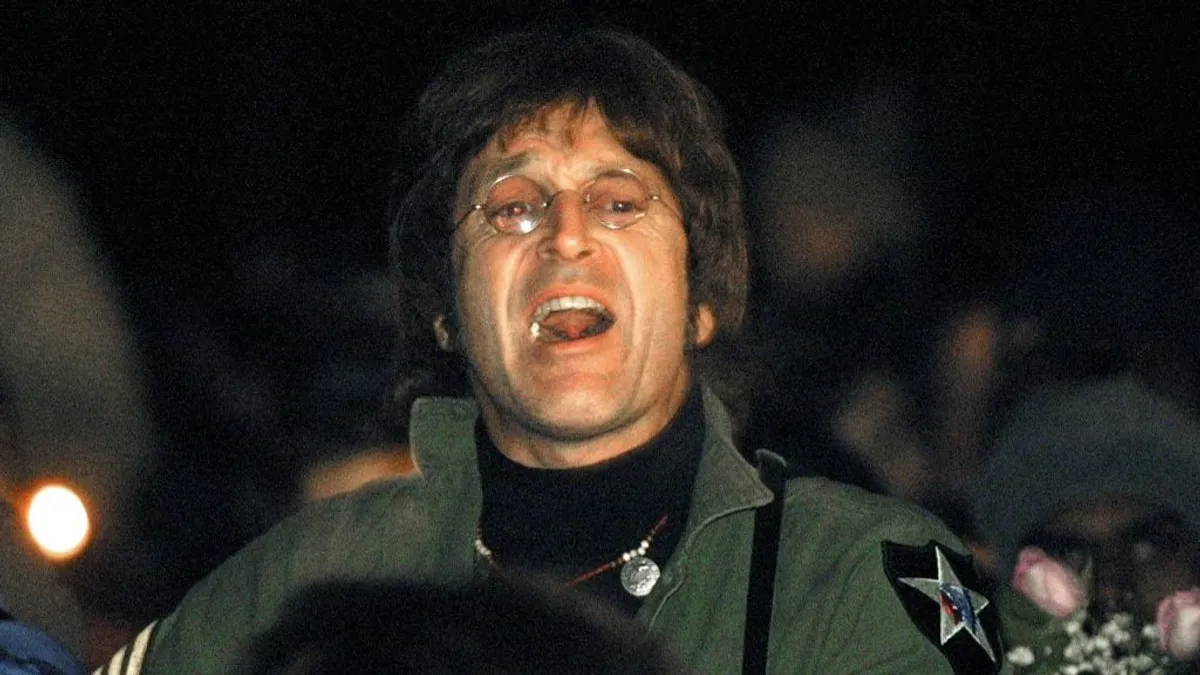 Előkerült John Lennon sokkoló, rasszista verse