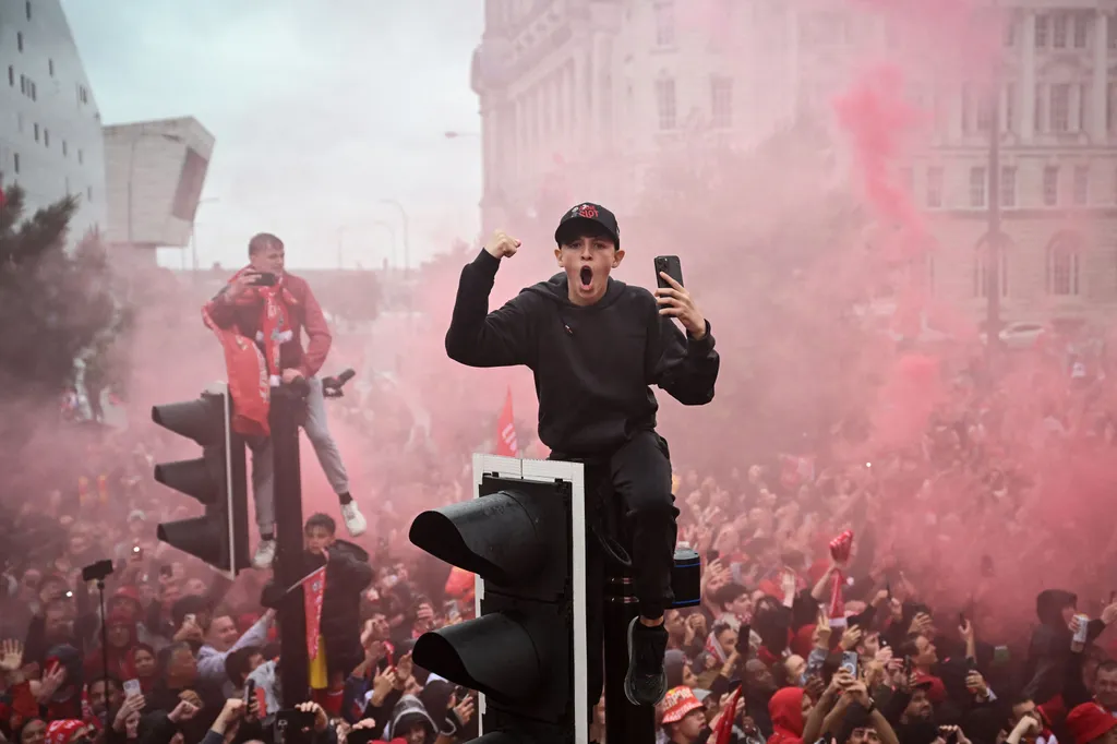 Autó hajtott a Liverpool bajnoki győzelmét ünneplő tömegbe, tragédia, merénylet, terrorizmus