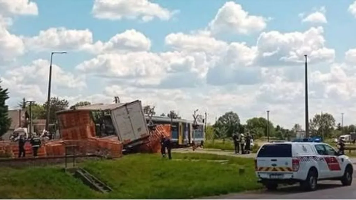 Súlyos vonatbaleset Tiszavasváriban, kamionnal ütközött egy szerelvény – videó