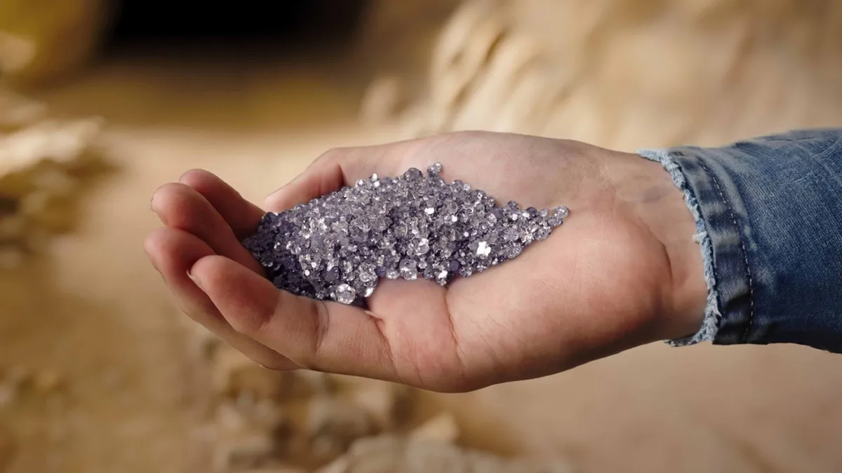 gyémántok, gyémántbánya, gyémánt, The hand is holding the grains of raw diamonds in the site mining cave, Gyémántok az örökkévalóságnak