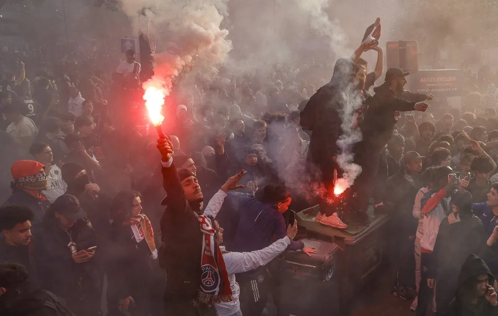 Paris Saint-Germain (PSG) supporters set off flares as they gather ahead of the UEFA Champions League semi-final second leg football match between Paris Saint-Germain (PSG) and Arsenal outside Parc des Princes Stadium in Paris on May 7, 2025. (Photo by GEOFFROY VAN DER HASSELT / AFP), Bajnokok LIgája