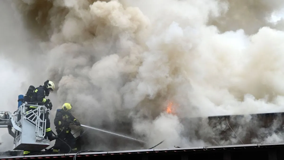 Tűz Szolnokon: kigyulladt egy étterem, még a tető is beszakadt – videó