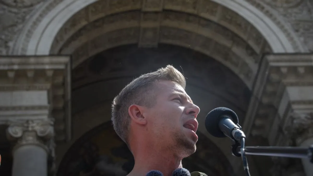 A magyargyűlölő román elnökjelölt útját járja Magyar Péter