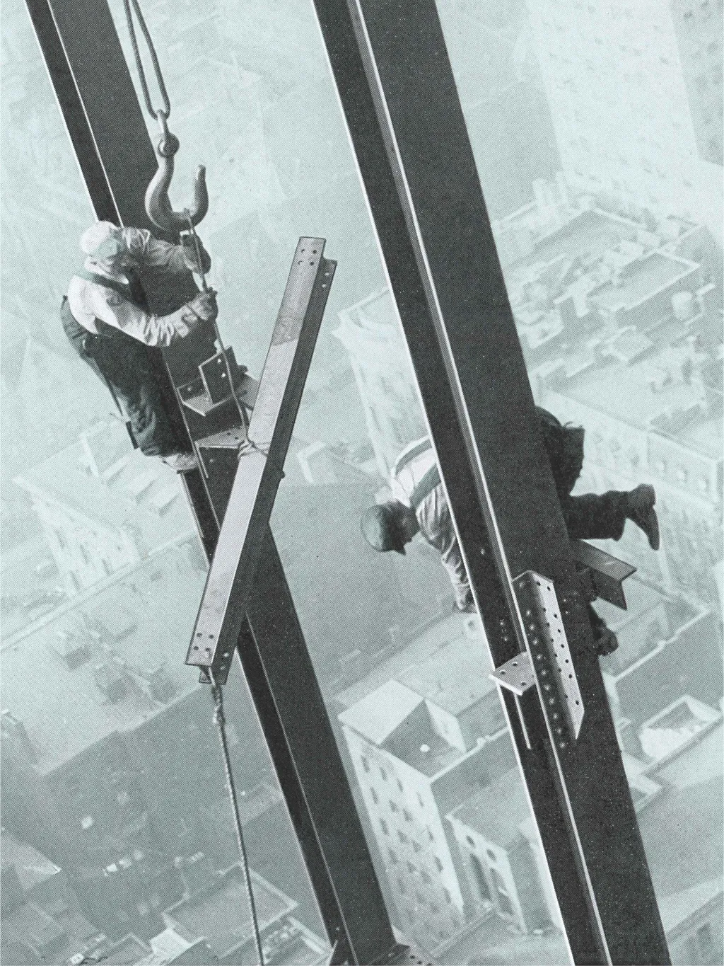 Az első felhőkarcolók építése,   Looking down at two steel workers as they maneuver girders into position during the construction of a skyscraper. (Photo by Found Image Holdings Inc/Getty Images)