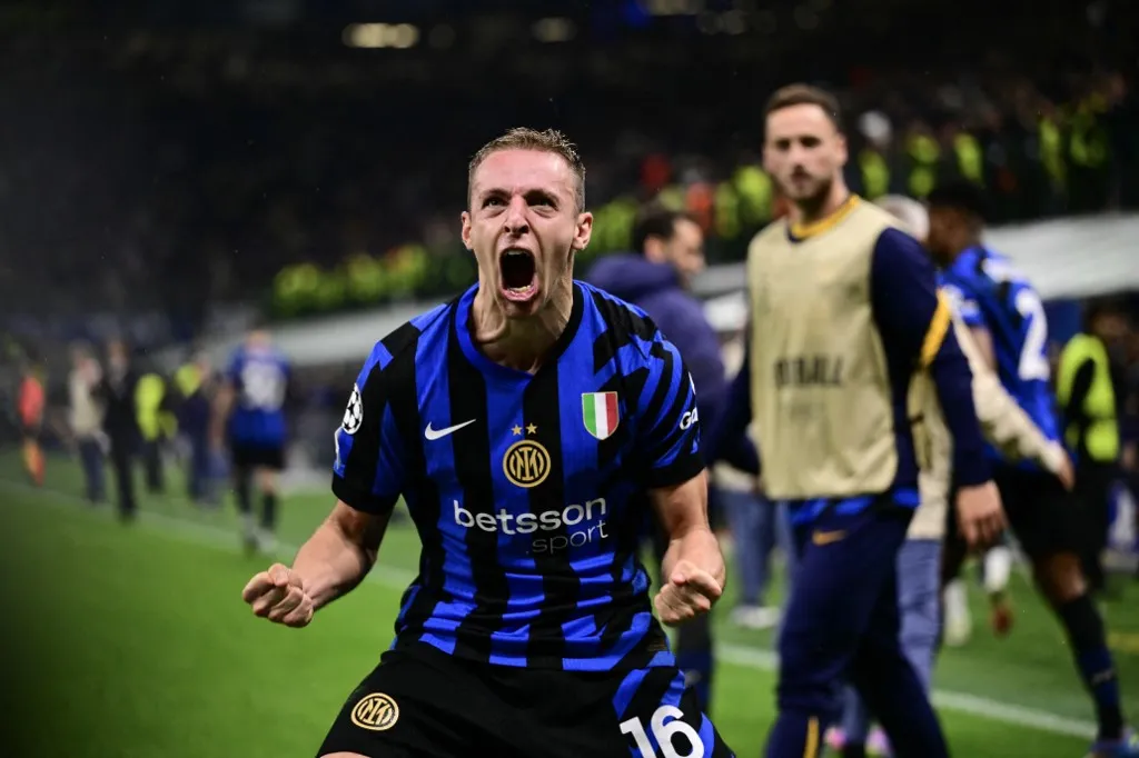 Inter Milan's Italian midfielder #16 Davide Frattesi celebrates scoring his team's fourth goal during the UEFA Champions League semi-final second leg football match between Inter Milan and FC Barcelona at the San Siro stadium in Milan on May 6, 2025. (Photo by Marco BERTORELLO / AFP)