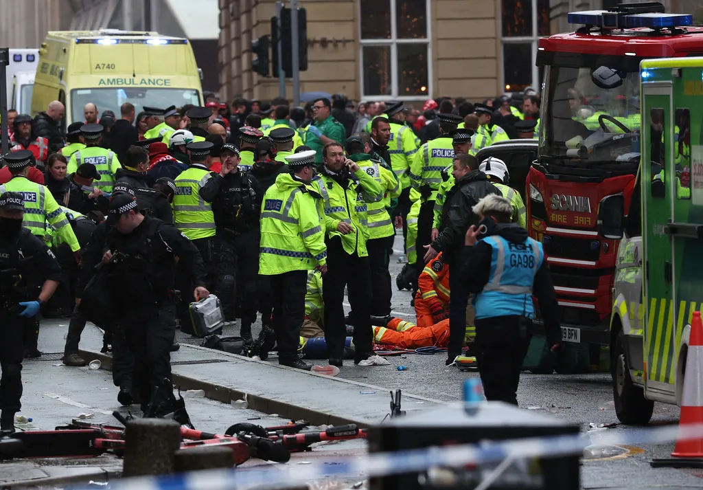 Autó hajtott a Liverpool bajnoki győzelmét ünneplő tömegbe, tragédia, merénylet, terrorizmus