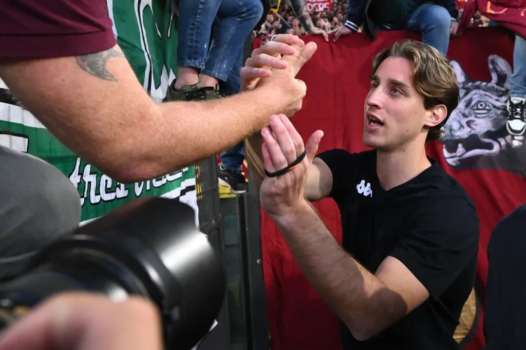 szívleállás, Edoardo Bove of A.C.F. Fiorentina greets his fans under the Curva Sud during the match on the 35th day of the Serie A Championship between A.S. Roma and A.C.F. Fiorentina at the Olympic Stadium in Rome, Italy, on May 5, 2025. (Photo by Domenico Cippitelli/NurPhoto) (Photo by Domenico Cippitelli / NurPhoto / NurPhoto via AFP)