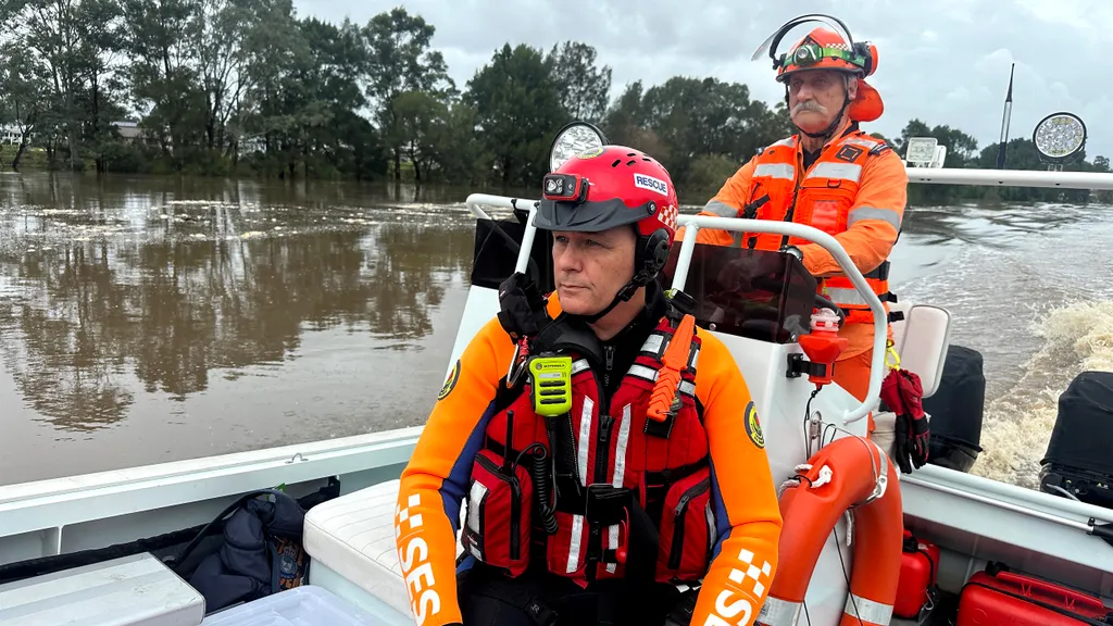 Sydney, Kelet-Ausztrália, Ausztrália, eső, időjárás, esőzés, 2025.05.22., This handout photo taken and released on May 21, 2025 by the New South Wales State Emergency Service (NSWSES) shows SES officials on patrol in flood-affected areas in and around Tar