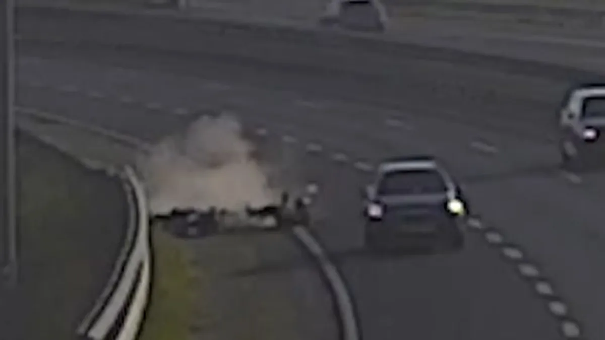 Megdöbbentő felvétel, így sodort el egy motorost egy autós az M85-ösön – videó