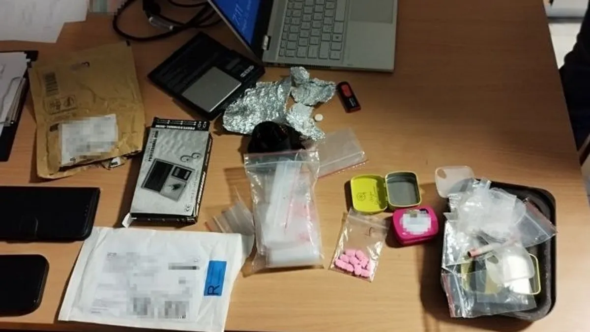 Postai csomag buktatta le a drogost