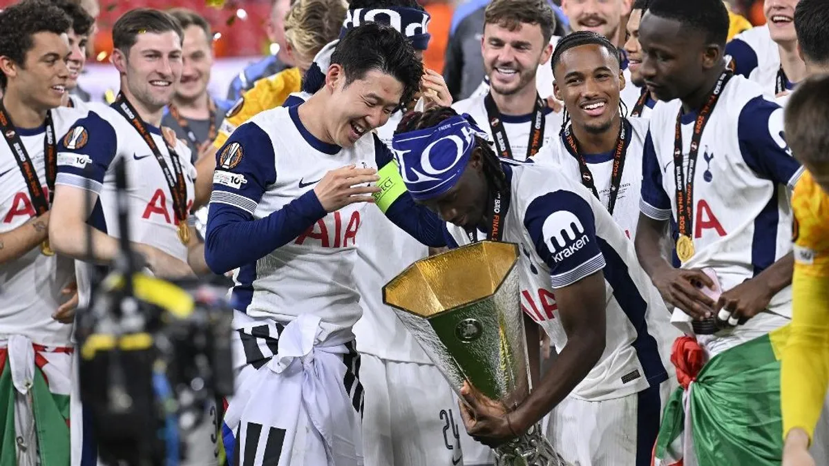 Botrány az Európa-liga díjátadóján, magyarázkodnia kellett az UEFA elnökének – videó