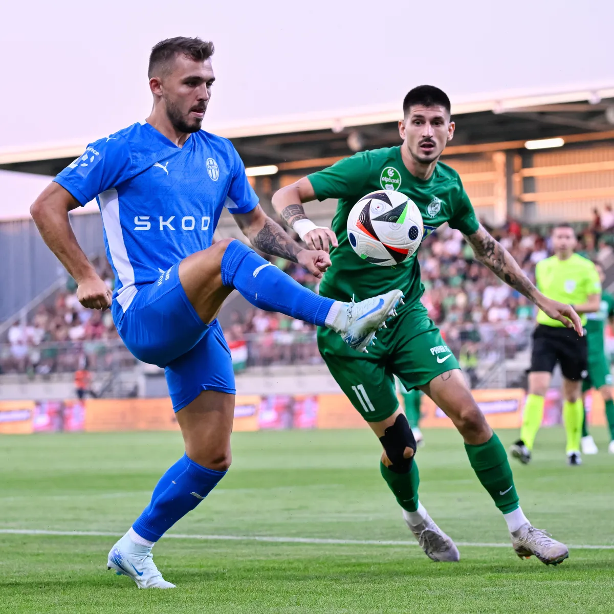 Paks, 2024. augusztus 29.
Osváth Attila, a Paks (j) és Jakub Fulnek, a cseh FK Mladá Boleslav játékosa a labdarúgó Konferencia-liga negyedik selejtezőkörében játszott Paksi FC - FK Mladá Boleslav mérkőzésen a Paksi FC Stadionban 2024. augusztus 29-én.
MTI/Vasvári Tamás