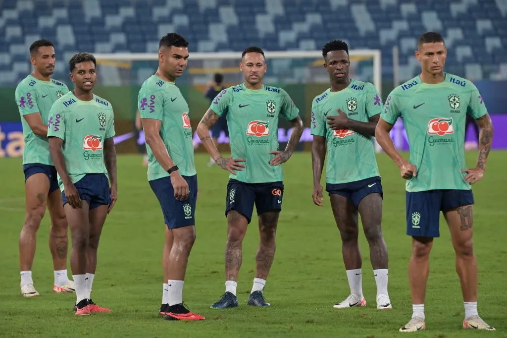 (L-R) Brazil's defender Danilo, Brazil's forward Rodrygo, Brazil's midfielder Casemiro, Brazil's forward Neymar, Brazil's forward Vinicius Jr and Brazil's forward Richarlison take part in a training session at the Arena Pantanal stadium in Cuiaba, Brazil, on October 10, 2023, ahead of FIFA World Cup 2026 qualifier football matches against Venezuela and Uruguay. (Photo by NELSON ALMEIDA / AFP)