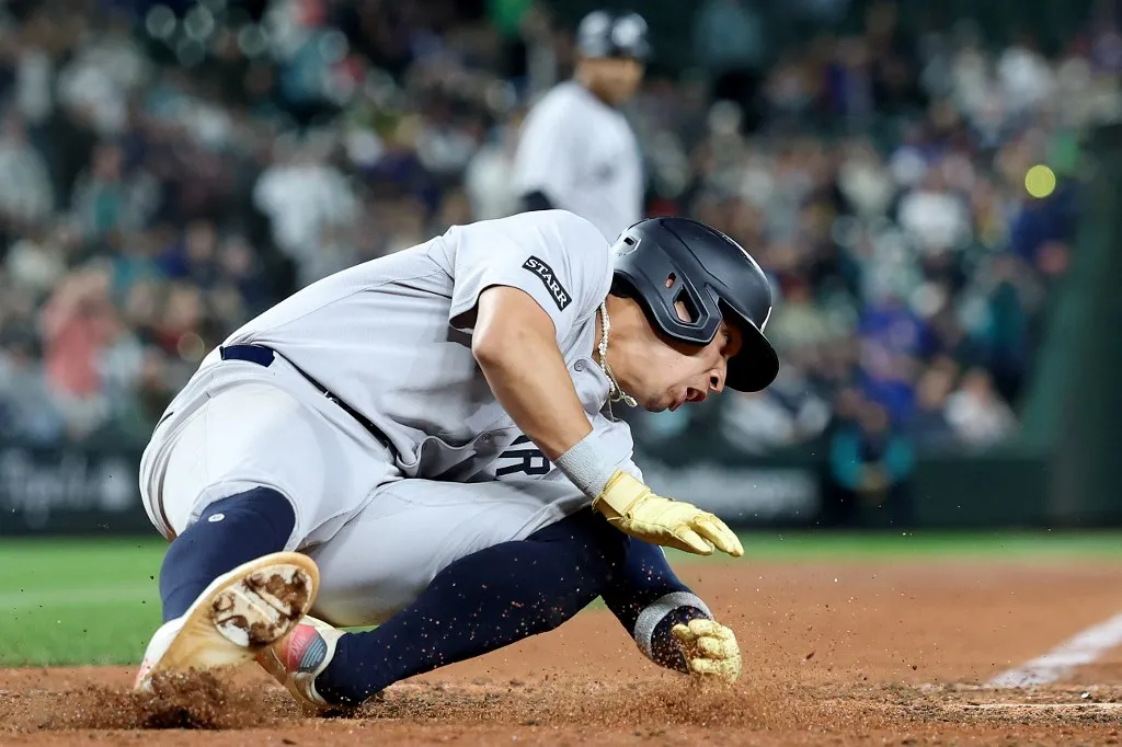 sérülés SEATTLE, WASHINGTON - MAY 12: Oswaldo Cabrera #95 of the New York Yankees scores a run against the Seattle Mariners during the ninth inning but injures himself at T-Mobile Park on May 12, 2025 in Seattle, Washington.   Steph Chambers/Getty Images/AFP (Photo by Steph Chambers / GETTY IMAGES NORTH AMERICA / Getty Images via AFP)