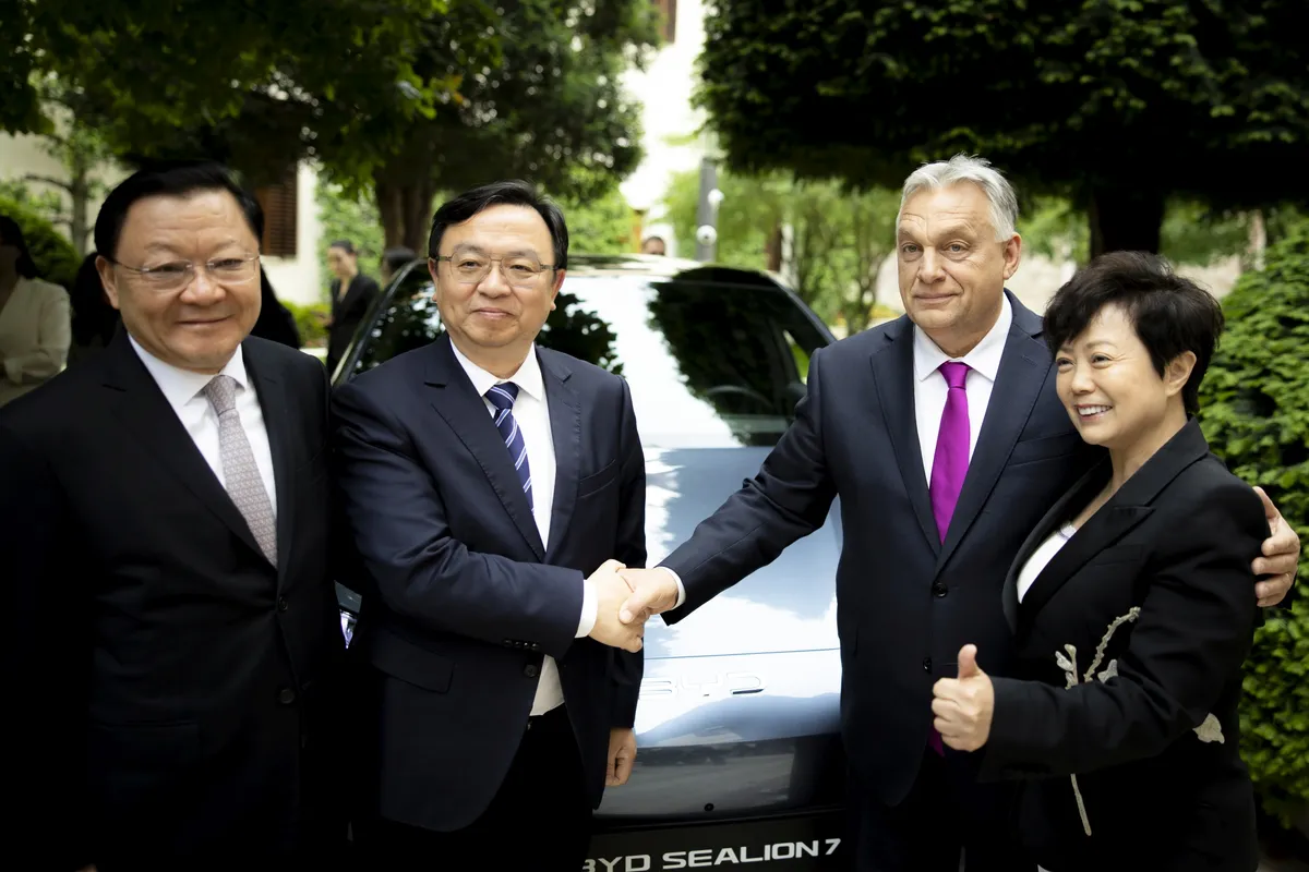 Orbán Viktor, Magyarország miniszterelnöke hivatalában fogadja Wang Chuanfu urat, a BYD vállalat elnök-vezérigazgatóját, OrbánViktor, WangChuanfu, sajtótájékoztató, 2025.05.15.