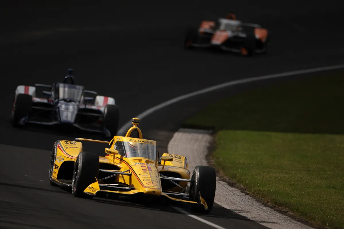 horrorbaleset, INDIANAPOLIS, INDIANA - MAY 26: Scott McLaughlin, driver of the #3 Pennzoil Team Penske, leads during the 108th Running of the Indianapolis 500 at Indianapolis Motor Speedway on May 26, 2024 in Indianapolis, Indiana.   James Gilbert/Getty Images/AFP (Photo by James Gilbert / GETTY IMAGES NORTH AMERICA / Getty Images via AFP)