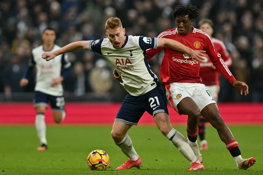 Tottenham Hotspur's Swedish midfielder #21 Dejan Kulusevski (L) vies with Manchester United's Danish defender #13 Patrick Dorgu (R) during the English Premier League football match between Tottenham Hotspur and Manchester United at the Tottenham Hotspur Stadium in London, on February 16, 2025. (Photo by Glyn KIRK / AFP) / RESTRICTED TO EDITORIAL USE. No use with unauthorized audio, video, data, fixture lists, club/league logos or 'live' services. Online in-match use limited to 120 images. An additional 40 images may be used in extra time. No video emulation. Social media in-match use limited to 120 images. An additional 40 images may be used in extra time. No use in betting publications, games or single club/league/player publications. / 