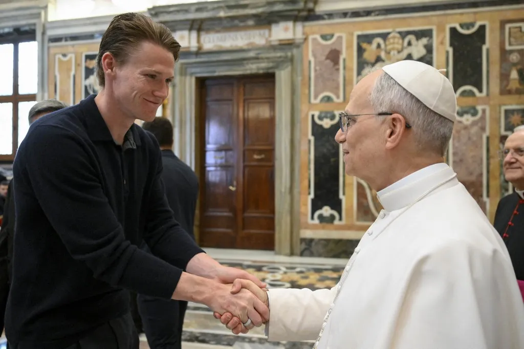 This photo taken and handout on May 27, 2025 by Vatican Media shows Pope Leo XIV shaking hands with Napoli's Scottish midfielder Scott Mc Tominay during a meeting with the managers and players of the Napoli football team in the Vatican. (Photo by SIMONE RISOLUTI / VATICAN MEDIA / AFP) / RESTRICTED TO EDITORIAL USE - MANDATORY CREDIT "AFP PHOTO / Vatican Media / Simone RISOLUTI" - NO MARKETING NO ADVERTISING CAMPAIGNS - DISTRIBUTED AS A SERVICE TO CLIENTS