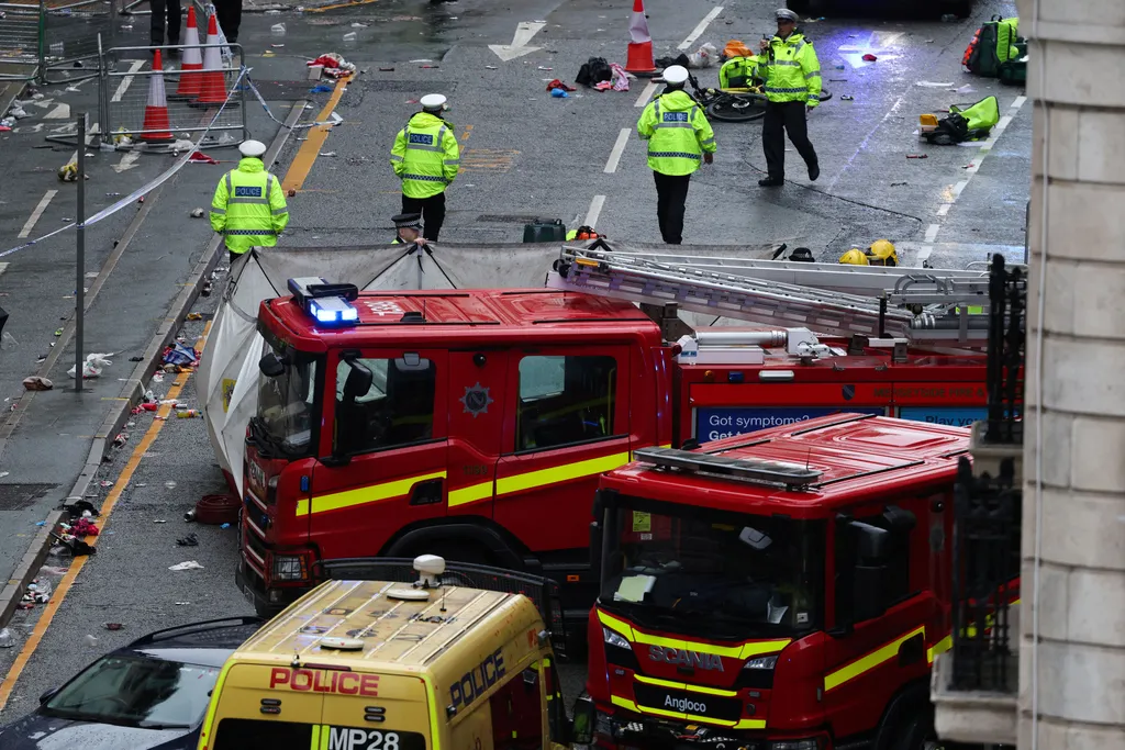 Autó hajtott a Liverpool bajnoki győzelmét ünneplő tömegbe, tragédia, merénylet, terrorizmus