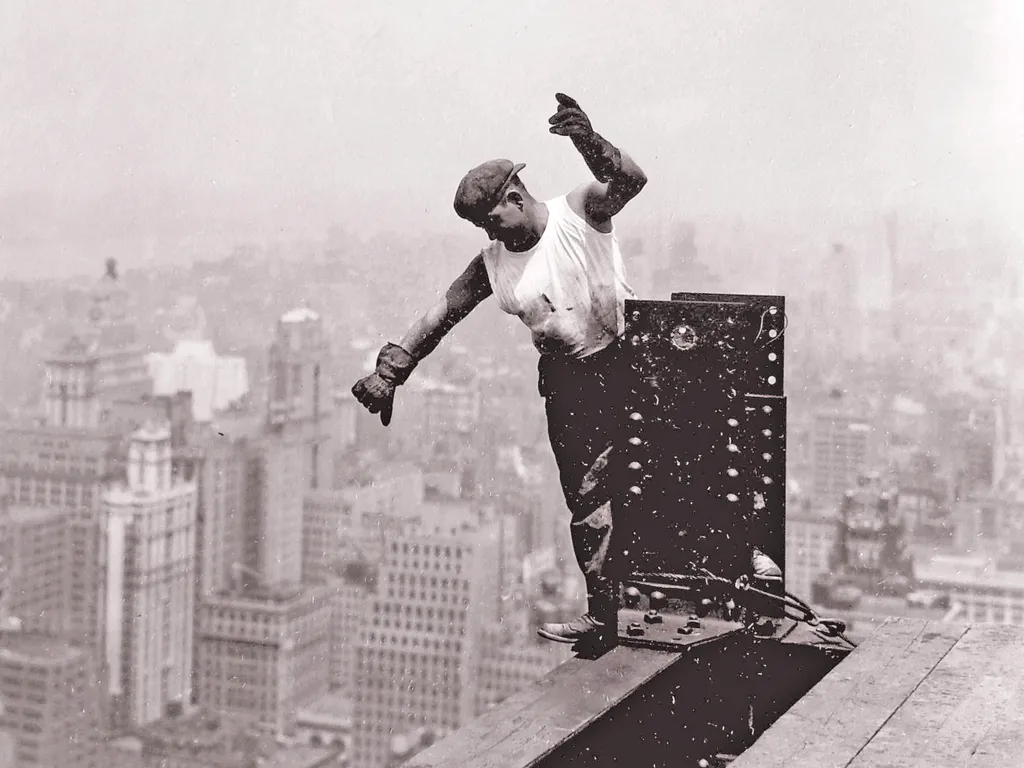 Az első felhőkarcolók építése,   Worker on the Empire State Building (1931) - Photo by Lewis Hine. (Photo by: Universal History Archive/Universal Images Group via Getty Images)
