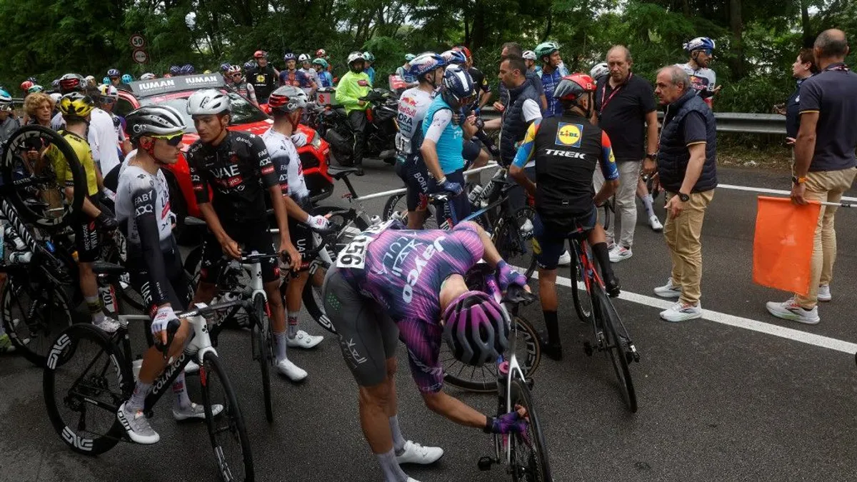 Tömegbukás miatt fĂ©lbeszakĂtották a Giro d'Italia 6. szakaszát – videĂł