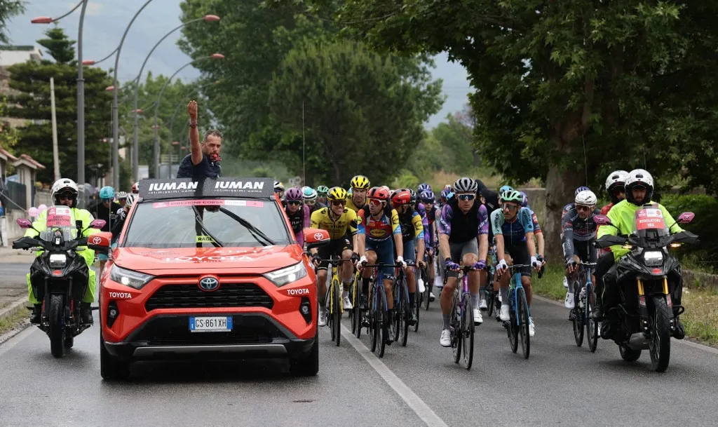 The pack resumes the race after it was interrupted due to several crashes during the 6th stage of the 108th Giro d'Italia cycling race 227kms from Potenza to Naples on May 15, 2025. (Photo by Luca Bettini / AFP), tömegbukás