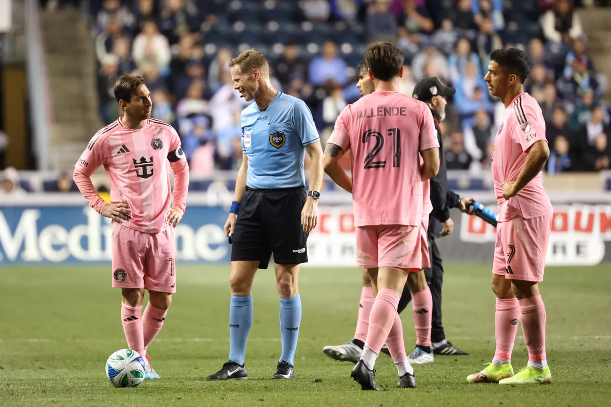 CHESTER, PENNSYLVANIA - MAY 24: Lionel Messi #10 of Inter Miami CF looks at referee Drew Fischer during the MLS match between Philadelphia Union and Inter Miami CF at Subaru Park on May 24, 2025 in Chester, Pennsylvania.   Isaiah Vazquez/Getty Images/AFP (Photo by Isaiah Vazquez / GETTY IMAGES NORTH AMERICA / Getty Images via AFP)