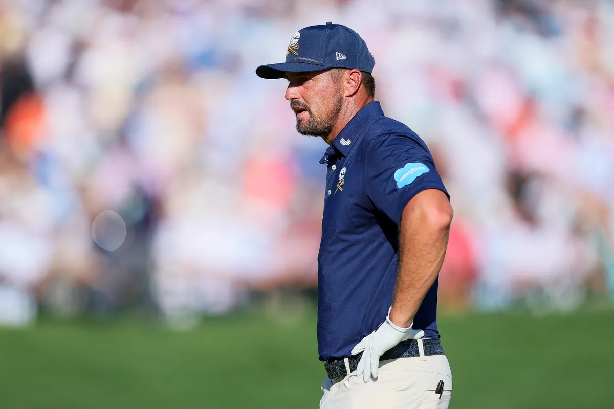 arcon vágta, CHARLOTTE, NORTH CAROLINA - MAY 18: Bryson DeChambeau of the United States looks on from the 18th green during the final round of the PGA Championship at Quail Hollow Country Club on May 18, 2025 in Charlotte, North Carolina.   Alex Slitz/Getty Images/AFP (Photo by Alex Slitz / GETTY IMAGES NORTH AMERICA / Getty Images via AFP)