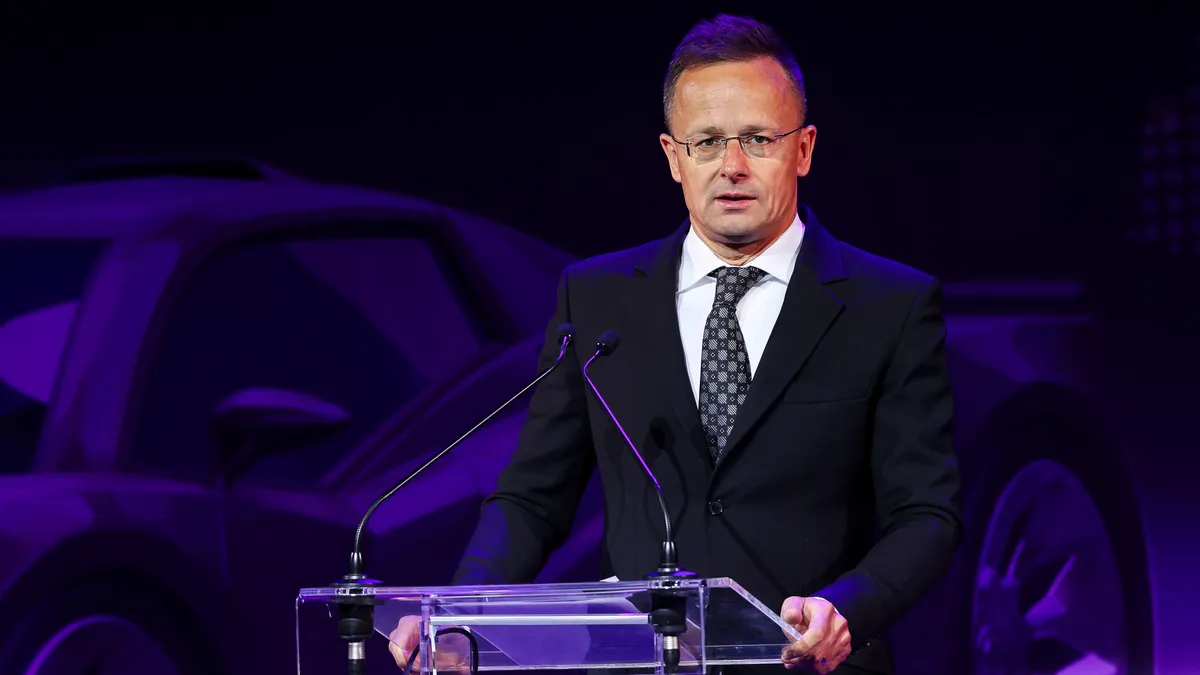 Budapest, 2025. május 13.
Szijjártó Péter külgazdasági és külügyminiszter beszédet mond a Nemzeti Befektetési Ügynökség (HIPA) járműipari konferenciájának megnyitóján a Várkert Bazárban 2025. május 13-án.
MTI/Hegedüs Róbert