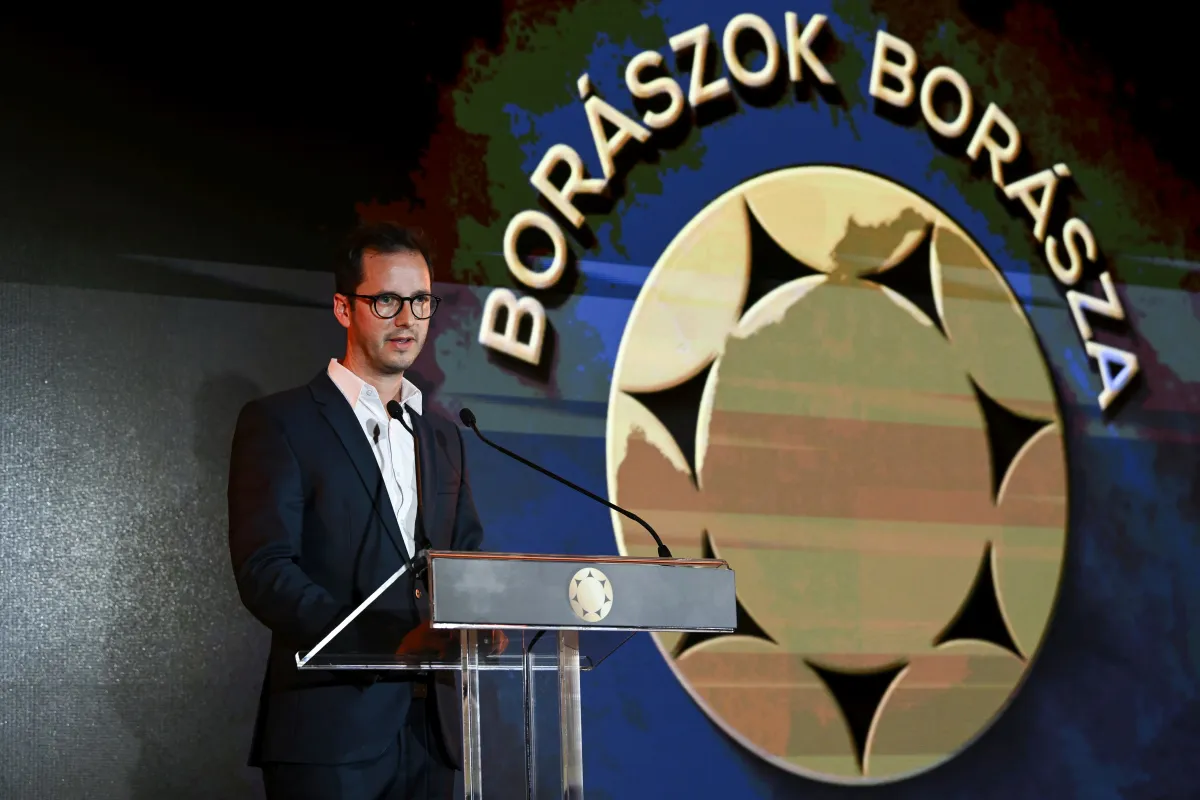 Budapest, 2025. május 9. Gál Tibor egri borász, a Gál Tibor Pincészet tulajdonosa beszédet mond, miután átvette a Borászok Borásza díjat az elismerés átadóján a budapesti New York Palotában 2025. május 9-én. MTI/Purger Tamás