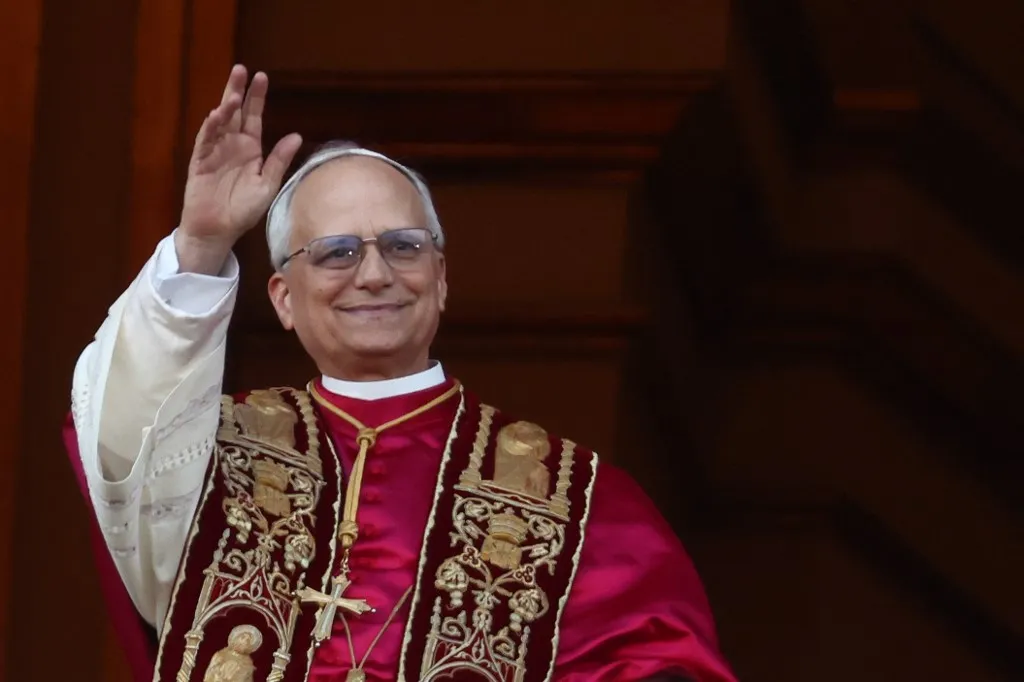 pápa, Cardinal Robert Prevost, newly elected as Pope Leo XIV is seen on the Saint Peters Basilica balcony, at Saint Peters Square in Vatican on April 8, 2025 (Photo by Jakub Porzycki/NurPhoto) (Photo by Jakub Porzycki / NurPhoto / NurPhoto via AFP)
