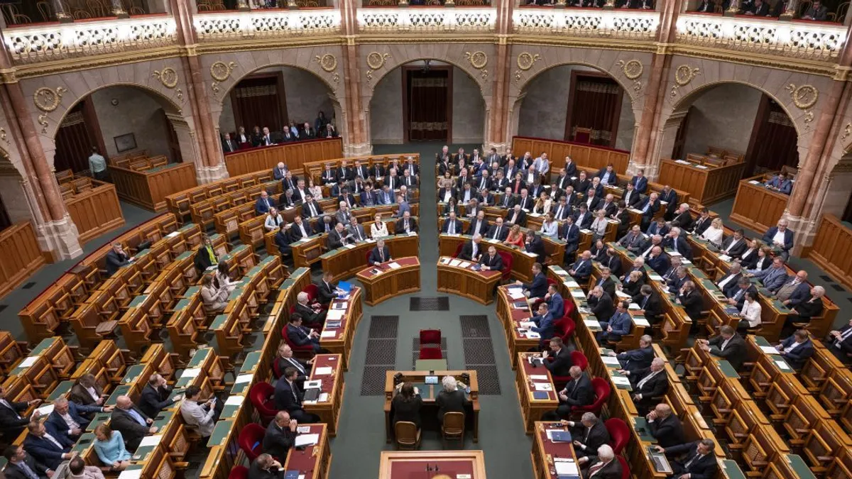 Országgyűlés: megvannak az új alkotmánybírók, kilépünk a Nemzetközi Büntetőbíróságból