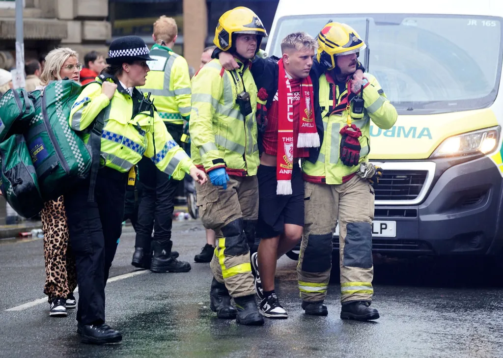 Autó hajtott a Liverpool bajnoki győzelmét ünneplő tömegbe, tragédia, merénylet, terrorizmus