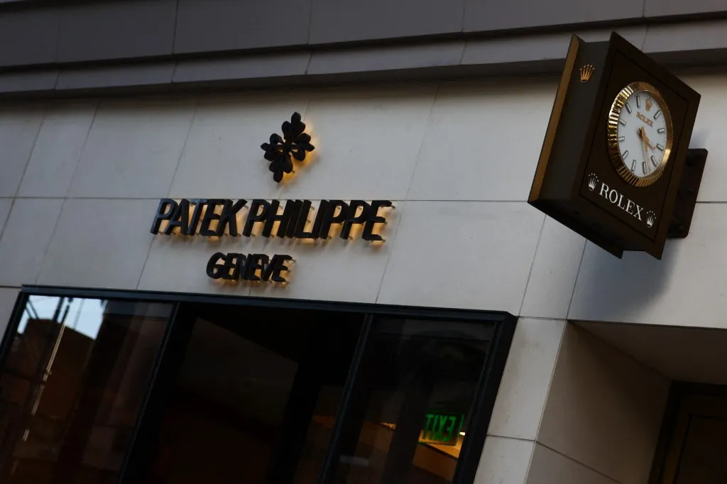 Patek Philippe and Rolex logos are seen at the store at Rodeo Drive in Beverly Hills, United States on November 13, 2023. (Photo by Jakub Porzycki/NurPhoto) (Photo by Jakub Porzycki / NurPhoto / NurPhoto via AFP) luxus