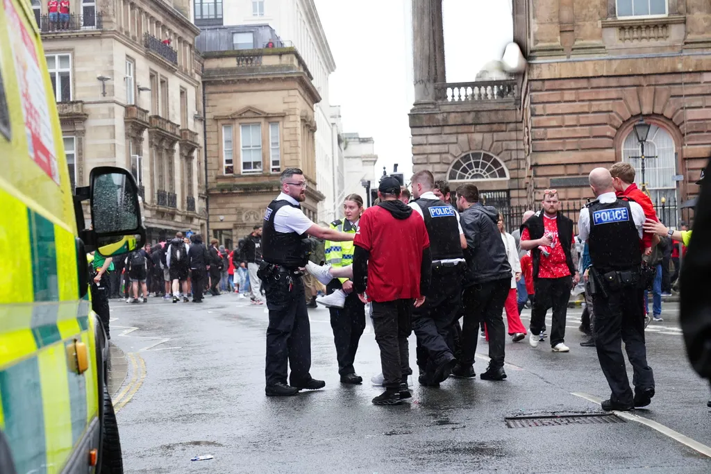 Autó hajtott a Liverpool bajnoki győzelmét ünneplő tömegbe, tragédia, merénylet, terrorizmus
