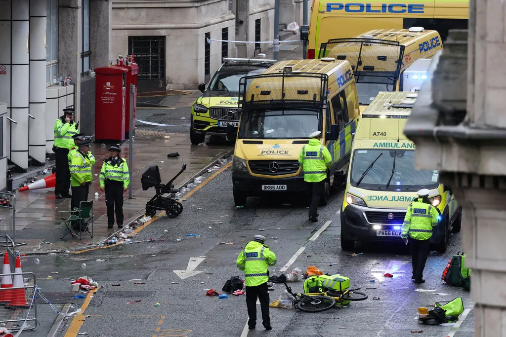 Autó hajtott a Liverpool bajnoki győzelmét ünneplő tömegbe, tragédia, merénylet, terrorizmus