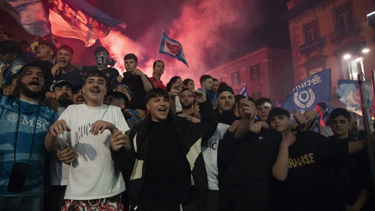 ElkĂ©pesztĹ‘ felvĂ©telek: egĂ©sz Nápoly az Ăşjabb bajnoki cĂmet ĂĽnnepelte – videĂł