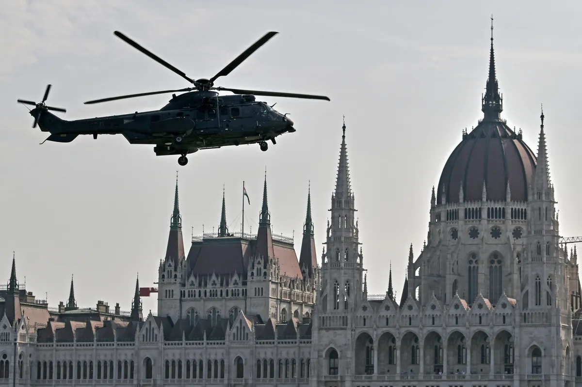 Budapest, 2024. augusztus 20.
Airbus H225M szállító helikopter bemutatója a Duna felett az államalapítás és államalapító Szent István király ünnepén rendezett légi parádén 2024. augusztus 20-án.
MTI/Purger Tamás