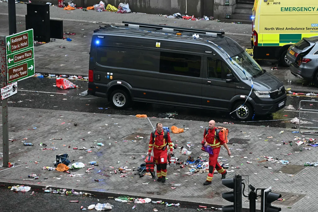 Autó hajtott a Liverpool bajnoki győzelmét ünneplő tömegbe, tragédia, merénylet, terrorizmus