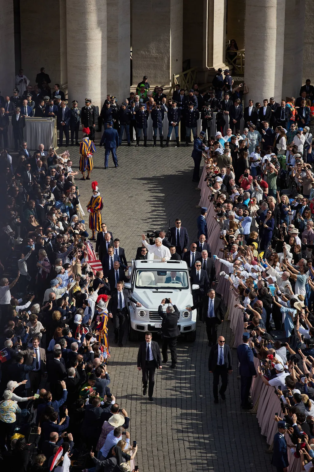 XIV. Leó pápa megkezdi péteri szolgálatát, XIV.Leópápa, 2025.05.18.