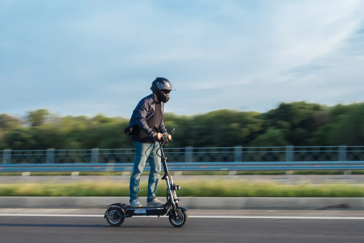 Számos elektromos rollerre kötelező a biztosítás. Illusztráció.