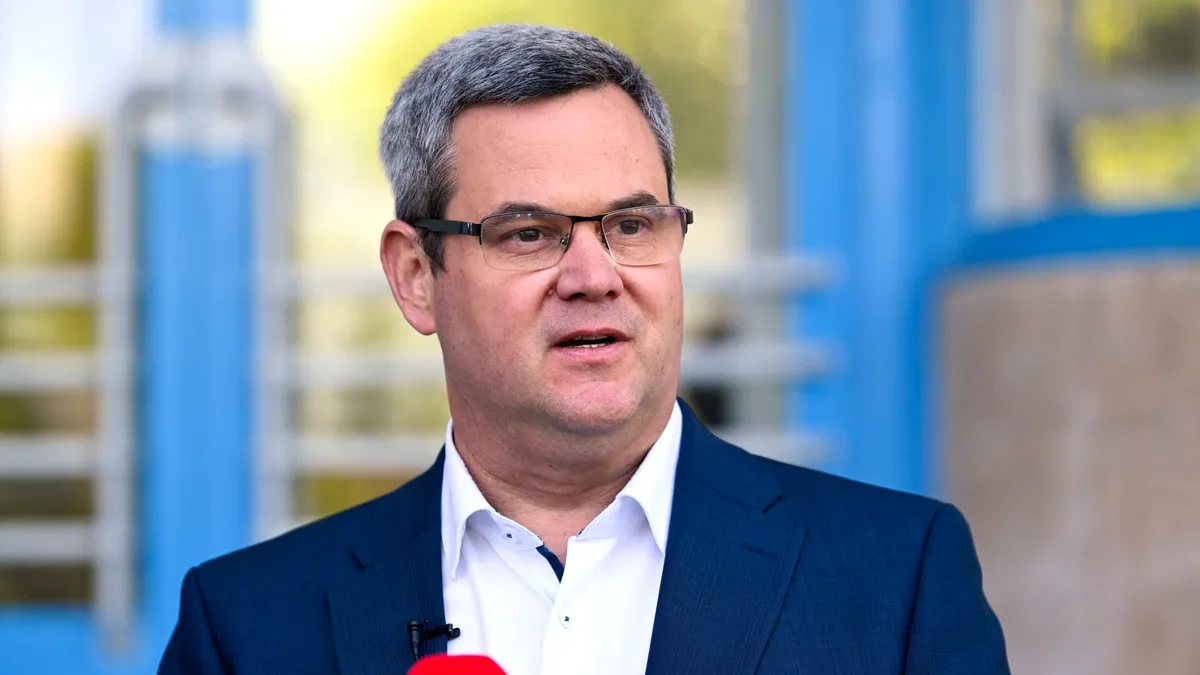Takács PĂ©ter: BrĂĽsszelnek Ă©s a bábjainak nem számĂtanak se a betegek, se az egĂ©szsĂ©gĂĽgyi dolgozĂłk