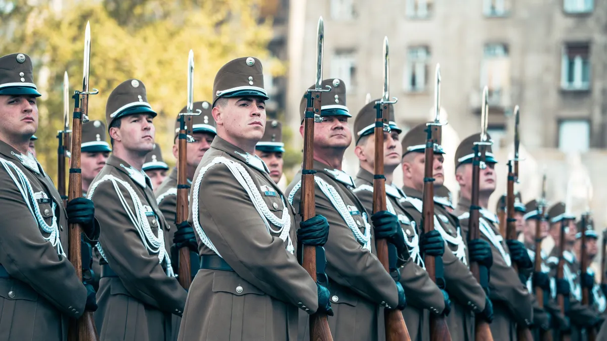 A dĂszelgĹ‘ katonák hĂ©tköznapi hĹ‘sei – Ahol egyszerre dobban a szĂv Ă©s a láb